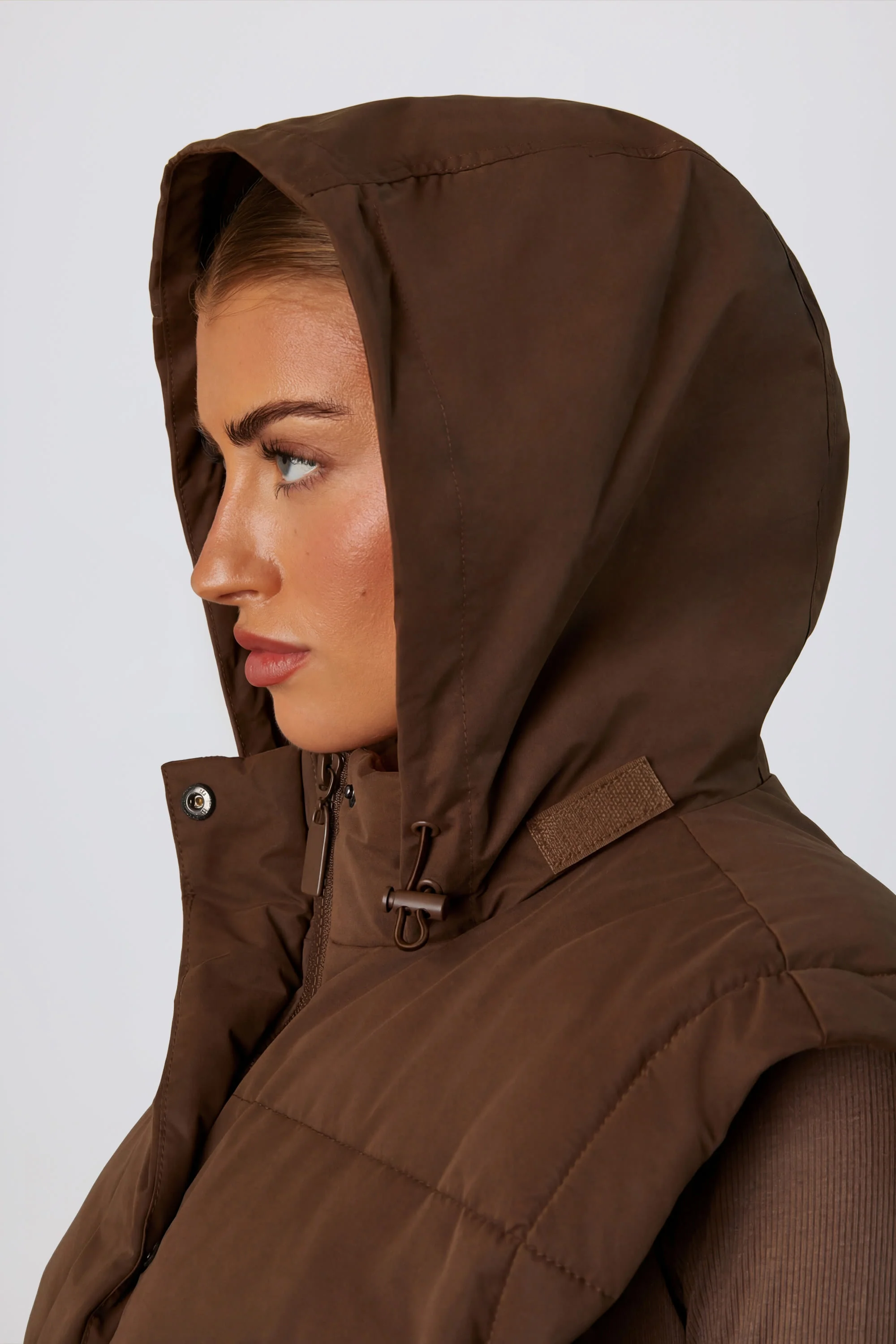 Cropped Puffer Jacket with Detachable Sleeves in Cocoa Brown - Image 5
